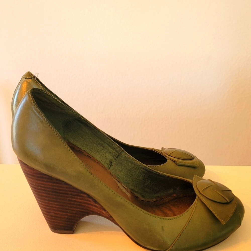 Seychelles green leather wedge heeled shoe in size 7.